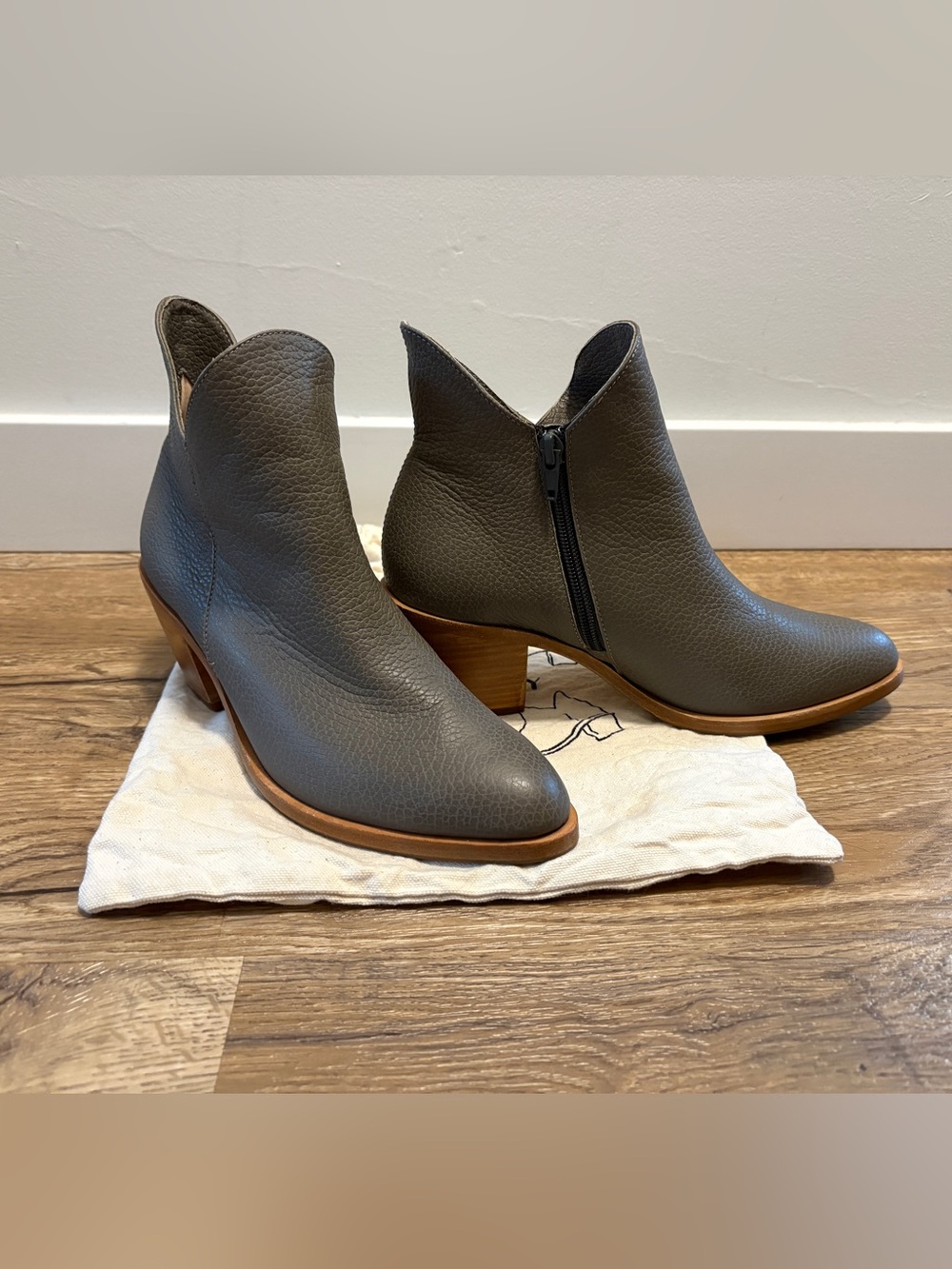 Poppy Barley 7.5 Grey Leather Ankle Boots